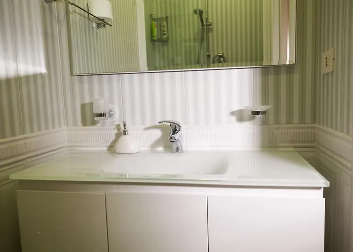 Salaria Luxury Suites *